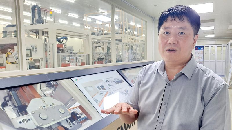 조현성 신성이엔지 이사가 4일 경기 용인 스마트팩토리에서 반도체 장비 제조 과정을 설명하고 있다. 사진=강경래 기자