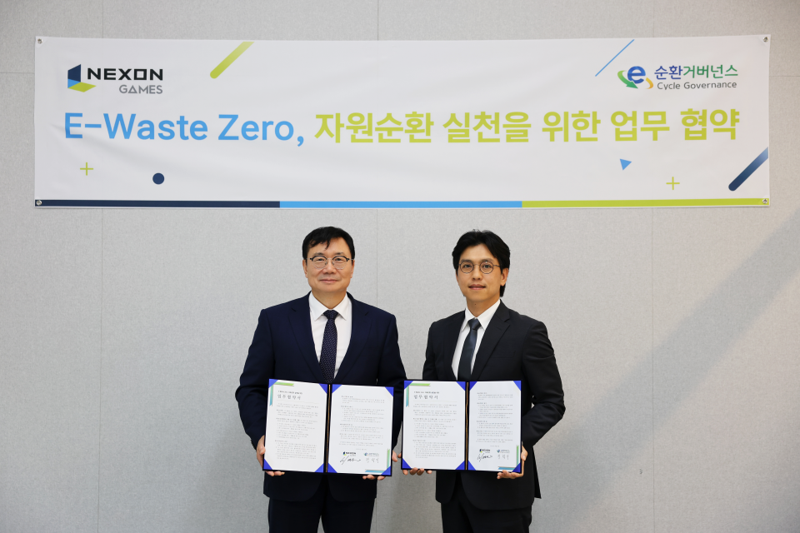 E-순환거버넌스 정덕기 이사장과 <span id='_stock_code_225570' data-stockcode='225570'>넥슨게임즈</span> ESG TF 이영호 실장(오른쪽)이 협약식을 마친 뒤 기념촬영을 하고 있다. 넥슨게임즈 제공