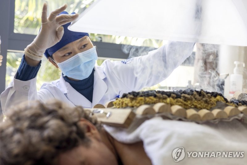 중국 하이난성 보아오러청 의료관광 시범구에서 한의약 시술을 받고 있는 한 관광객. 연합뉴스