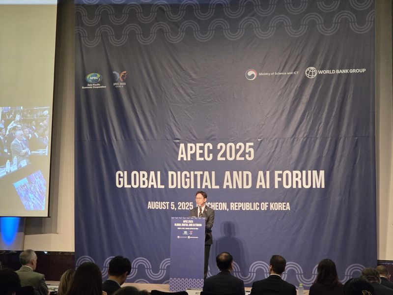 배경훈 과기정통부 장관이 5일 인천 연수구 그랜드 쉐라톤 호텔에서 열린 'APEC 글로벌 디지털 AI 포럼'에서 개회사를 하고 있다. 사진= 박성현 기자