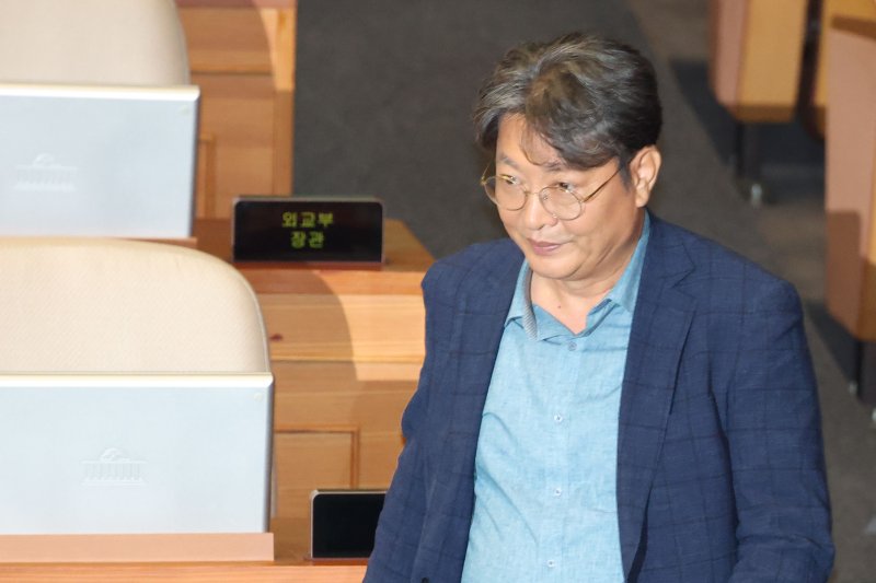 차명 주식거래 의혹을 받는 이춘석 더불어민주당 의원이 5일 오후 서울 여의도 국회 본회의장에서 방송법 개정안에 대한 무제한토론 종결동의의 건 투표를 하고 있다. 뉴스1