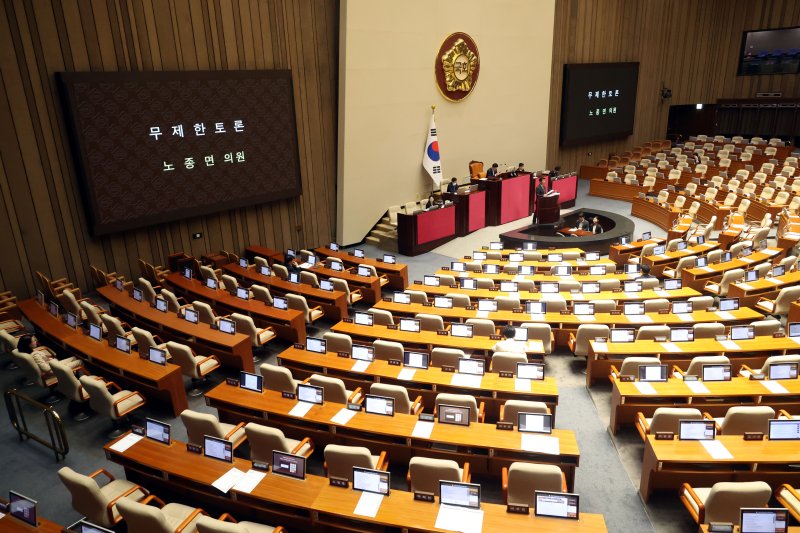 노종면 더불어민주당 의원이 5일 오전 서울 여의도 국회에서 열린 제427회국회(임시회) 제3차 본회의에서 방송3법 찬성 필리버스터(무제한토론)를 하고 있는 가운데 여야 의원들의 빈자리가 눈에 띄고 있다. 사진=뉴시스