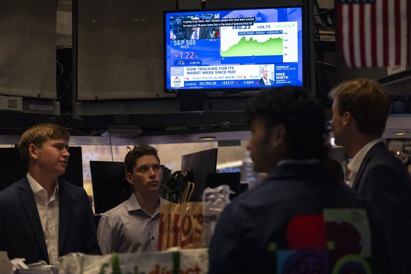 뉴욕 증시 3대 지수가 5일(현지시간) 도널드 트럼프 미국 대통령의 관세 정책에 대한 우려 속에 일제히 하락했다. AP 뉴시스