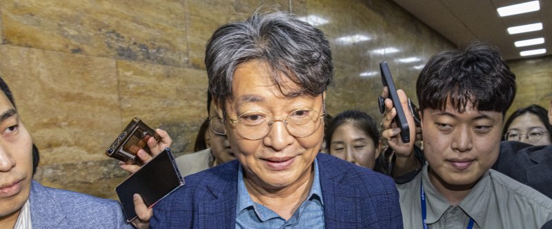 차명 주식거래 의혹이 제기된 이춘석 의원이 지난 5일 국회에서 열린 본회의에 참석한 뒤 본회의장을 빠져나가다 취재진 질문을 받고 있다. 연합뉴스