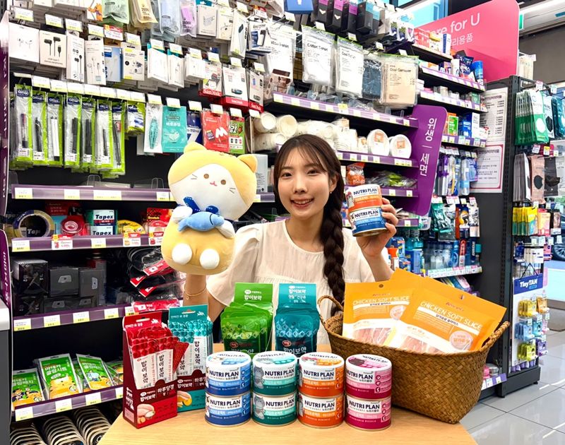 CU 모델이 할인 <span id='_stock_code_001680' data-stockcode='001680'>대상</span> 반려묘 간식을 들고 포즈를 취하고 있다. BGF리테일 제공