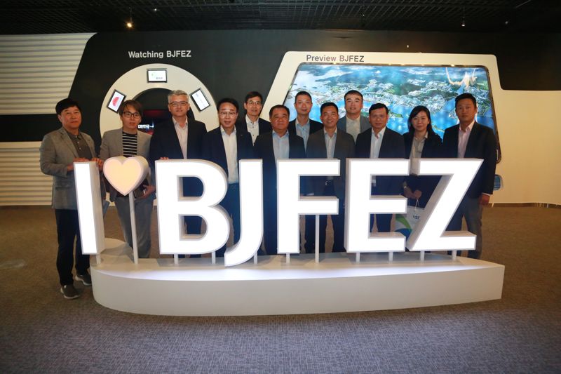 베트남싱가포르공단(VSIP) 방문단이 BJFEZ 홍보관 앞에서 기념촬영을 하고 있다. 부산진해경제자유구역청 제공 