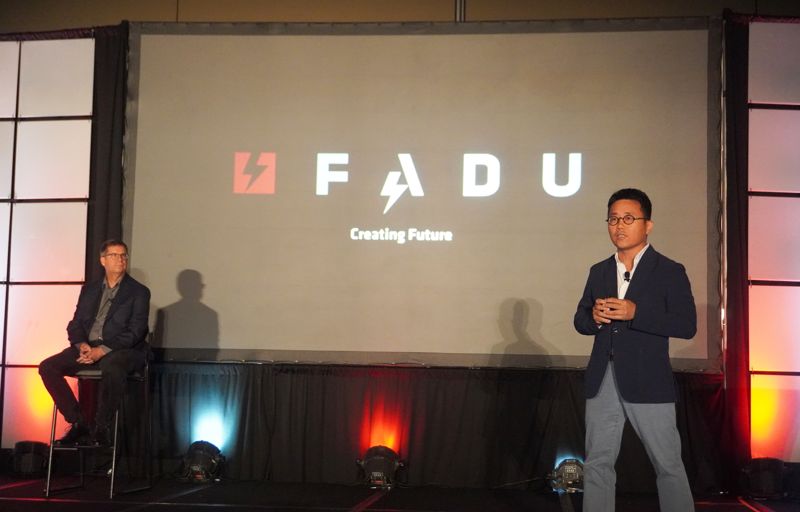 이지효 파두 대표(오른쪽)와 로스 스텐포트 메타 하드웨어 시스템 엔지니어가 지난 5일(현지시간) 미국 캘리포니아에서 열린 ‘FMS 2025(Future of Memory and Storage)’에서 '스토리지의 경계를 확장하다: AI 데이터센터를 위한 차세대 SSD'를 주제로 공동 기조연설을 진행하고 있다. 파두 제공