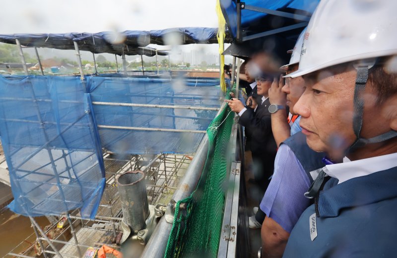 6일 송치영 포스코이앤씨 사장이 작업자가 중상을 입고 의식불명에 빠진 사고가 발생한 경기도 광명시 포스코이앤씨 고속도로 건설공사 현장에서 더불어민주당 을지로위원회 위원들과 사고 현장을 살펴보고 있다. 연합뉴스
