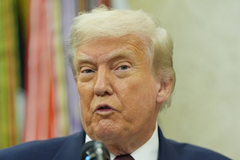 도널드 트럼프 미국 대통령이 6일(현지 시간) 백악관 집무실에서 애플의 신규 대미 투자계획을 발표하고 있다. 뉴시스