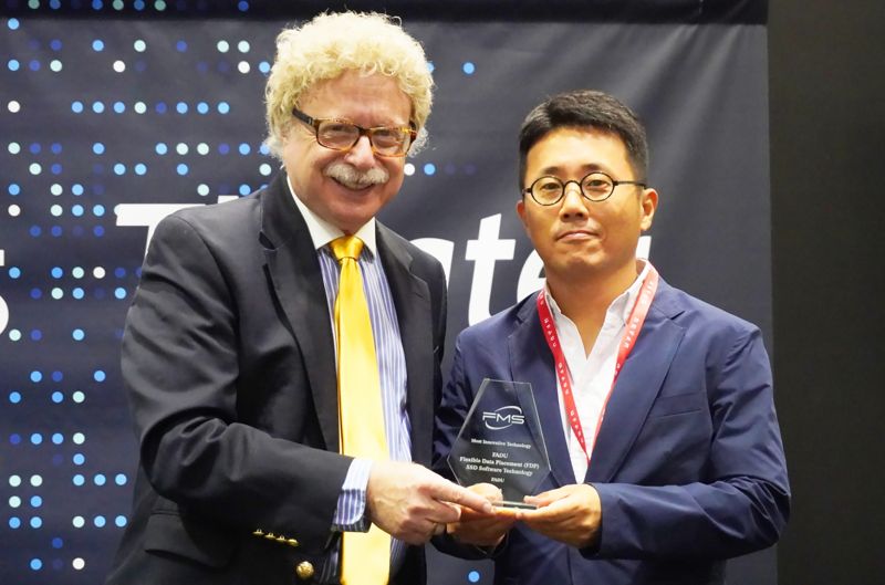 이지효 <span id='_stock_code_440110' data-stockcode='440110'>파두</span> 대표(오른쪽)가 지난 5일부터 7일까지 미국 캘리포니아 실리콘밸리에서 열린 메모리 및 스토리지 기술 전시회 'FMS 2025'에서 '최고 혁신 기술상'을 수상한 뒤 제이 크레이머 FMS 2025 어워드 프로그램 위원장과 기념 촬영을 하고 있다. 파두 제공