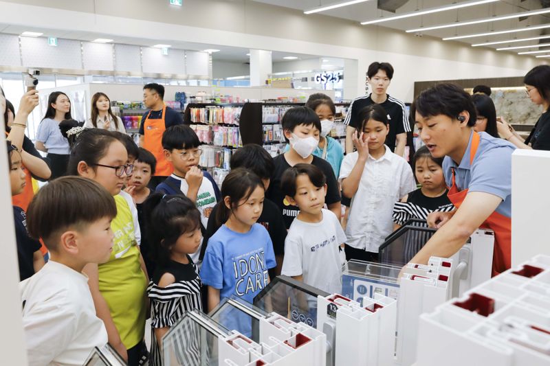 <span id='_stock_code_344820' data-stockcode='344820'>KCC글라스</span>가 지난 5일 홈씨씨 수원점에서 진행한 멘토링 교육 프로그램에서 참여 아동들이 창호 제품에 대한 설명을 듣고 있다. KCC글라스 제공