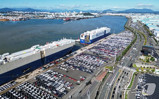 현대자동차 울산공장 수출선적부두에 입항한 <span id='_stock_code_086280' data-stockcode='086280'>현대글로비스</span>의 자동차운반선. 뉴스1