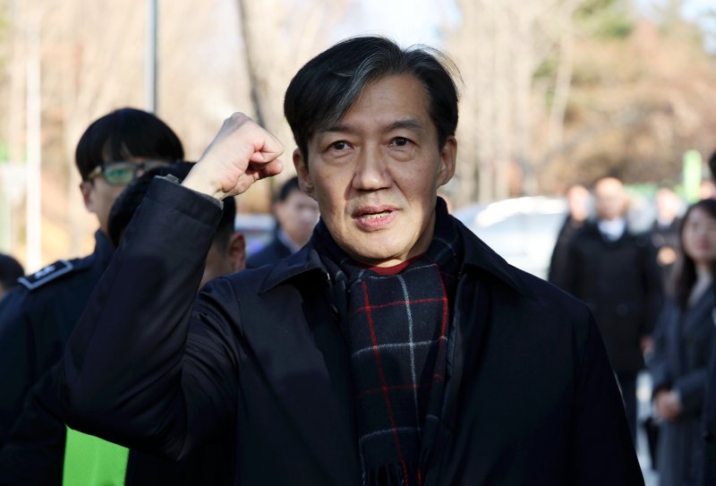 조국 전 조국혁신당 대표가 지난해 12월16일 경기도 의왕시 서울구치소로 출석하며 지지자들과 인사하고 있다. 뉴시스