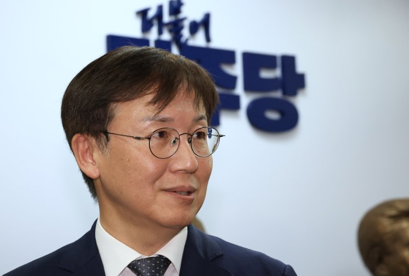 한동수 더불어민주당 윤리심판원장이 7일 서울 여의도 당사에서 열린 윤리심판원 회의에 참석하고 있다. 연합뉴스