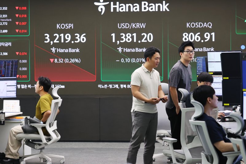 8일 서울 중구 하나은행 딜링룸에서 직원들이 업무를 보고 있다. 연합뉴스.