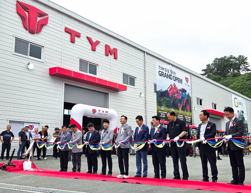 지난 6일 TYM ‘호남 플라자’ 오픈 기념 행사에서 윤병태 나주시장(왼쪽 다섯번째부터), 김도훈 TYM 대표, 이재남 나주시 의장 등이 테이프 커팅식을 진행하고 있다. TYM 제공