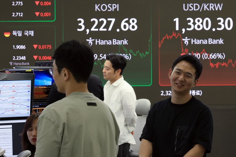 7일 오후 서울 중구 하나은행 본점 딜링룸 전광판에 증시가 표시되고 있다. /사진=뉴스1