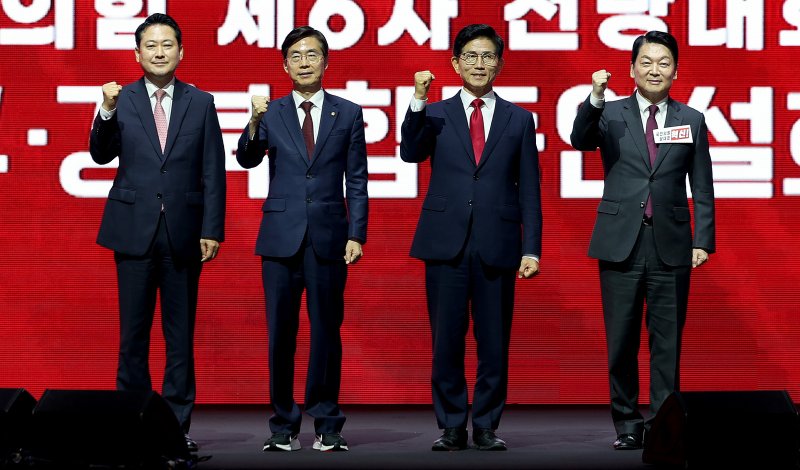 장동혁(왼쪽부터), 조경태, 김문수, 안철수 국민의힘 당대표 후보가 8일 대구 북구 엑스코에서 열린 국민의힘 제6차 전당대회 대구·경북 합동연설회에 참석해 기념촬영을 하고 있다. 사진&#x3D;뉴시스