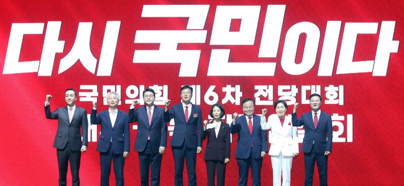 국민의힘 최고위원에 출마한 김민수·김근식·신동욱·손범규·최수진·김재원·양향자·김태우 후보(왼쪽부터)가 8일 오후 대구 북구 엑스코(EXCO)에서 열린 국민의힘 제6차 전당대회 대구·경북 합동연설회에서 인사하고 있다. 사진&#x3D;뉴스1