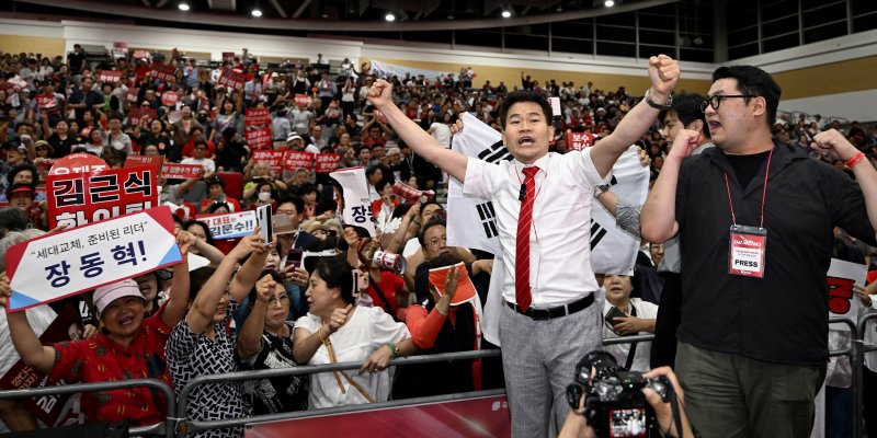 전한길 한국사 강사가 8일 대구 북구 엑스코에서 열린 국민의힘 제6차 전당대회 대구·경북 합동연설회에서 특정 후보를 지지하며 찬탄(탄핵 찬성)파 후보가 등장할 때마다 ‘배신자’란 구호를 외치고 있다. 사진=뉴시스