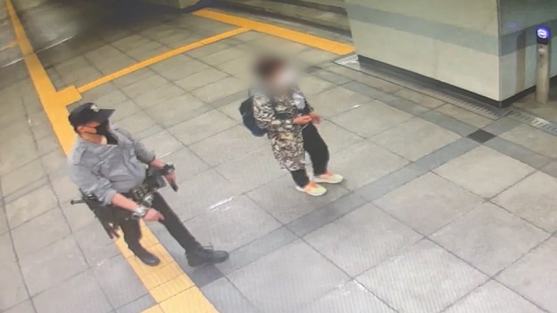 지하철역에서 경찰 제복에 유사한 장비를 착용하고 지하철역을 돌아다닌 50대 남성이 시민 신고로 붙잡혔다. 경기북부경찰청. /사진=연합뉴스)