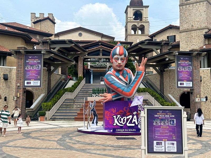 노스(NORTH) 중앙광장 설치된 6.5m 높이의 대형 쿠자 캐릭터 ‘트릭스터’ 조형물. <span id='_stock_code_004170' data-stockcode='004170'>신세계</span>사이먼 제공