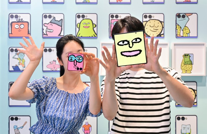 서울 코엑스 '더 갤럭시 언폴더스' 체험존 방문객들이 '갤럭시 Z 폴드7'의 대화면과 '갤럭시 Z 플립7'의 커버 디스플레이를 활용해 '뉴페이스 셀피'를 촬영하고 있다. <span id='_stock_code_005930' data-stockcode='005930'>삼성전자</span> 제공