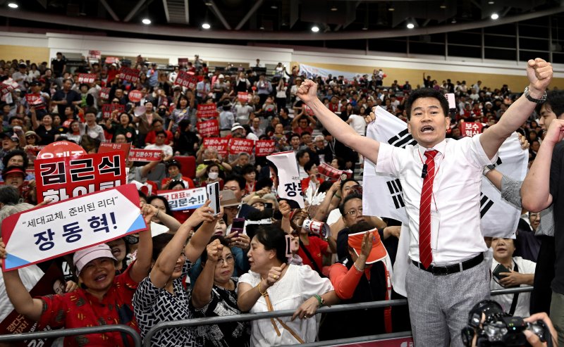 전한길씨가 지난 8일 대구 북구 엑스코에서 열린 국민의힘 제6차 전당대회 대구·경북 합동연설회에서 특정 후보를 지지하며 찬탄(탄핵 찬성)파 후보가 등장할 때마다 ‘배신자’란 구호를 외치고 있다. 사진=뉴시스