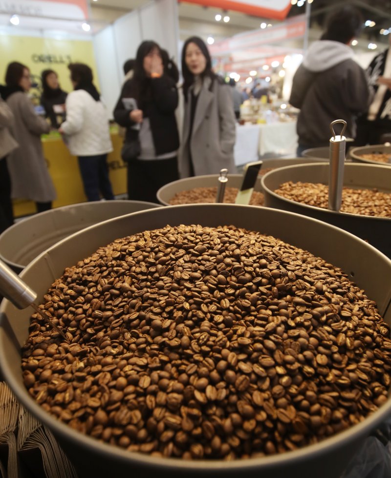 지난 2월 부산 해운대구 벡스코 제1전시장에서 열린 제26회 부산카페쇼를 찾은 관람객들이 다양한 커피 원두를 살펴보고 있다. 뉴스1 제공 
