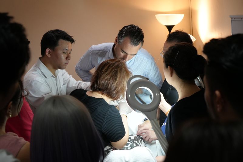 <span id='_stock_code_145020' data-stockcode='145020'>휴젤</span>이 핸즈온 워크숍을 통해 레티보 시술법을 공유하고 있다. 휴젤