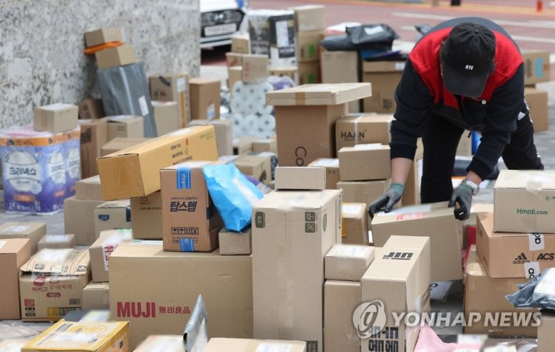아파트 정문 입구에 놓여 있는 택배. 기사의 이해를 돕기 위한 사진 /사진=연합뉴스
