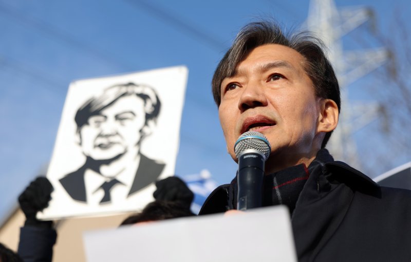 자녀 입시비리 혐의 등으로 징역형이 확정돼 수감되는 조국 전 조국혁신당 대표가 16일 오전 경기도 의왕시 서울구치소로 출석하며 발언하고 있다. 2024.12.16. /사진=뉴시스