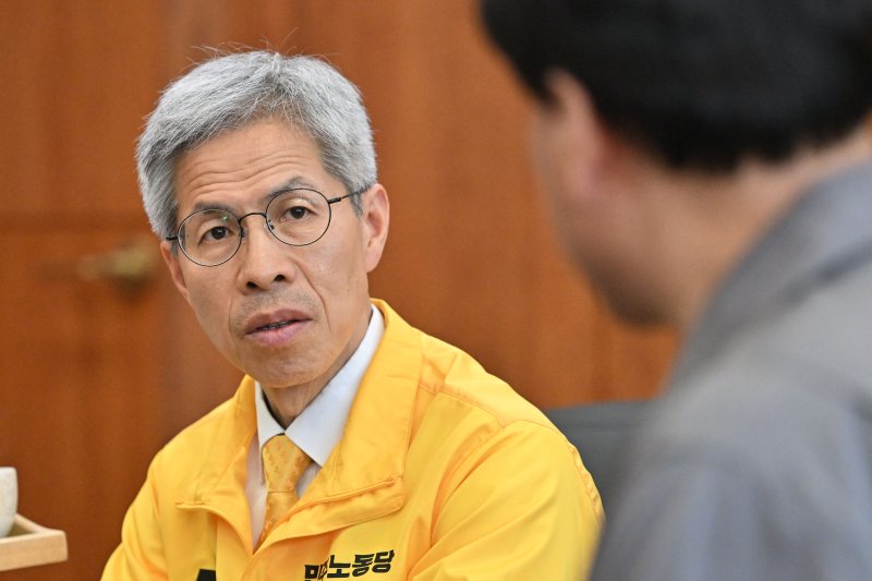 권영국 민주노동당 대선후보가 29일 오후 광주 광산구 <span id='_stock_code_073240' data-stockcode='073240'>금호타이어</span> 광주공장에서 열린 노사간담회에 참여해 이야기를 듣고 있다. 2025.05.29. leeyj2578@newsis.com /사진=뉴시스