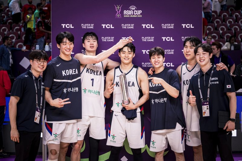 이번 경기 최우수 선수로 뽑힌 유기상. 그리고 이를 축하해주는 대한민국 선수들.연합뉴스