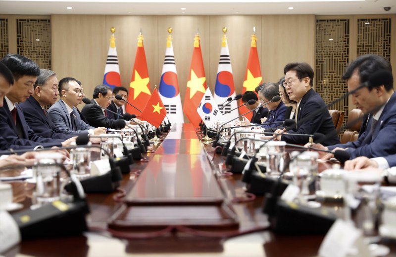 이재명 대통령과 또 럼 베트남 당서기장이 11일 서울 용산 대통령실에서 한·베트남 확대정상회담을 하고 있다./뉴시스