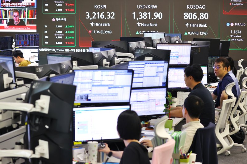 지난 8일 서울 중구 하나은행 딜링룸에서 직원들이 업무를 보고 있다. 사진=연합뉴스