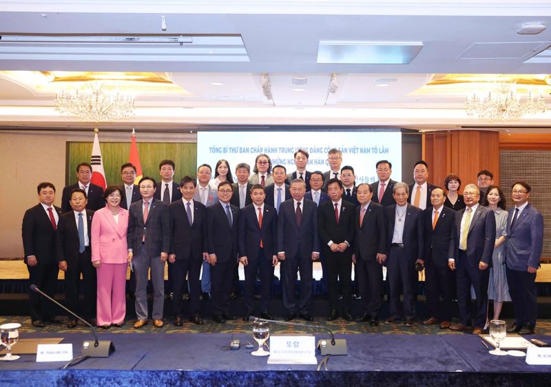 장호익 동원개발 부회장이 베트남 권력서열 1위인 또 럼 베트남 공산당 서기장으로부터 &#39;최고등급&#39; 우호훈장을 수훈하는 자리에 참석한 내빈들과 기념 촬영을 하고 있다. (주)동원개발 제공