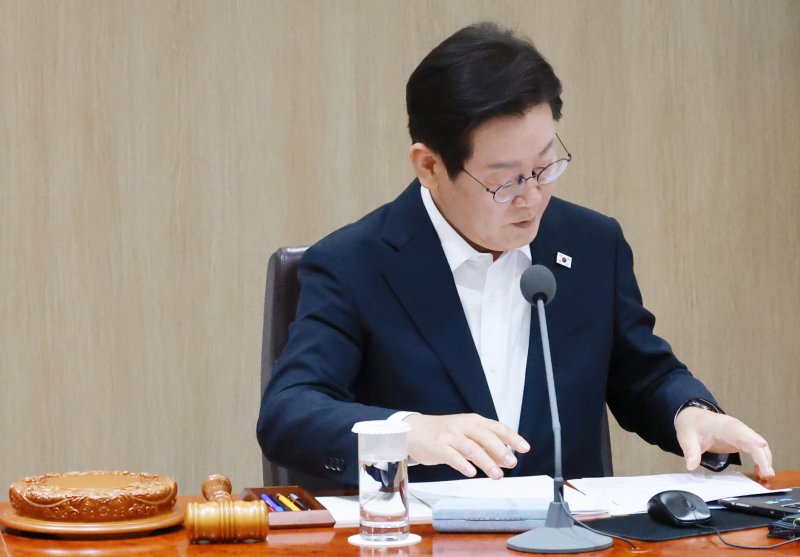 이재명 대통령이 11일 서울 용산 대통령실 청사에서 열린 임시 국무회의에서 심의 의안을 살펴보고 있다. (대통령실통신사진기자단) /사진=뉴시스