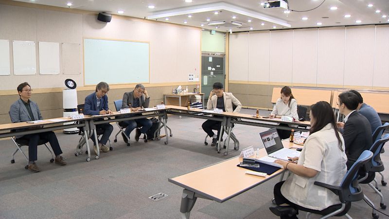 올해 상반기 <span id='_stock_code_037560' data-stockcode='037560'>LG헬로비전</span> 경남&middot;가야방송 지역채널 자문위원회가 회의를 진행하고 있다. LG헬로비전 제공