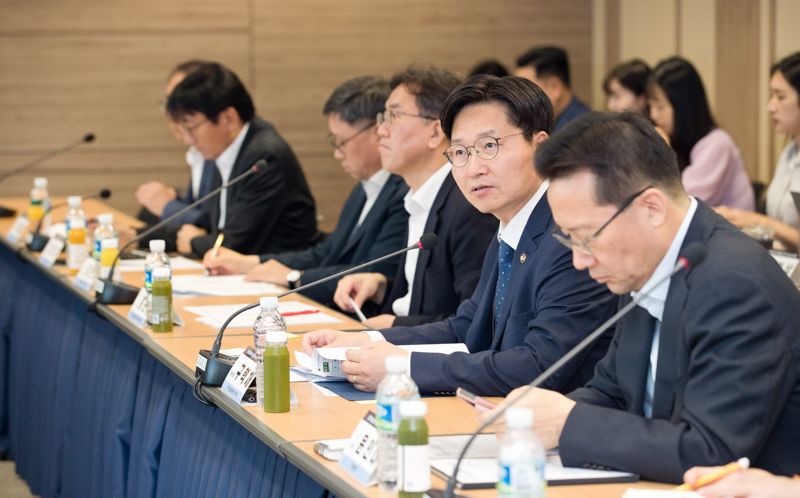 구혁채 과학기술정보통신부 제1차관(오른쪽 두번째)이 12일 오전 서울 종로구 광화문교보빌딩 국가과학기술자문회의 대회의실에서 열린 '민관합동 과학기술인재 유출방지 및 유치 TF 착수회의' 에서 경계현 삼성전자 고문(공동위원장) 및 참석자들과 과학기술인재 유출방지 및 유치 대책을 논의하고 있다. 과학기술정보통신부 제공