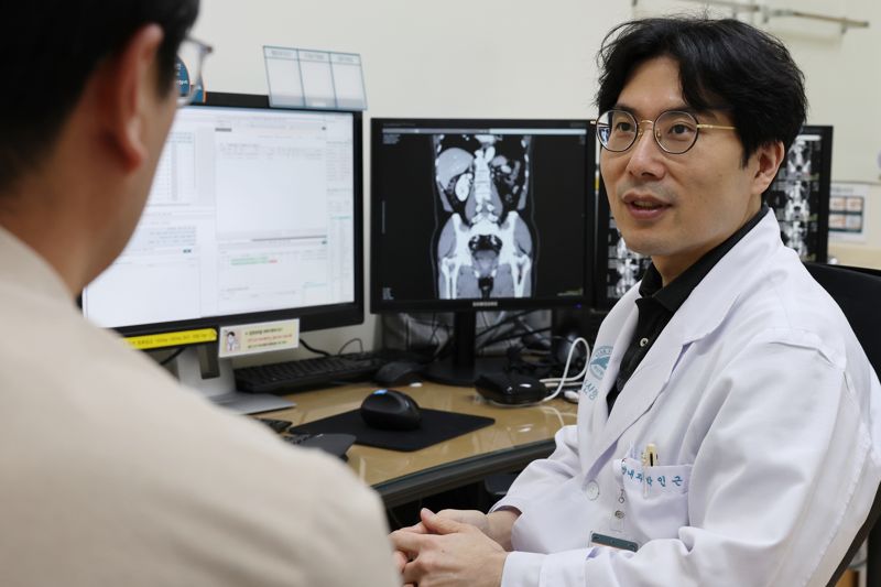 박인근 서울아산병원 종양내과 교수가 희귀 비뇨기암 환자를 진료하고 있다. 서울아산병원 제공