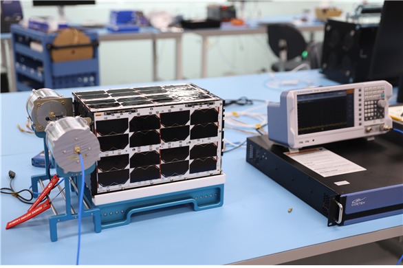 서울 나라스페이스 테크놀로지의 클린룸에서 미국으로 이송되는 K-RadCube의 최종 기능 시험이 수행 중인 모습. 우주항공청 제공