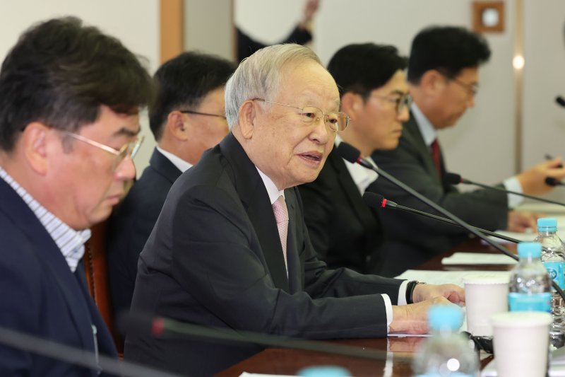 손경식 경총 회장이 지난 7월 31일 오전 서울 마포구 경총회관에서 열린 노동조합법 개정 관련 긴급 기자회견에서 발언하고 있다.  &#x2F;사진&#x3D;뉴시스화상