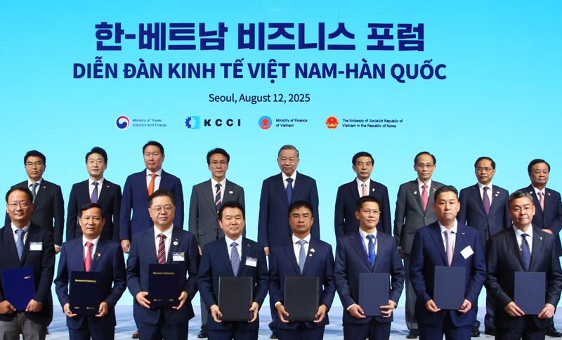 12일 서울 중구 롯데호텔에서 열린 ‘한-베트남 비즈니스 포럼’에서 레 만 끄엉 PVN 부사장, 이상호 <span id='_stock_code_229640' data-stockcode='229640'>LS에코에너지</span> 대표, 쩐 호 박 PTSC 사장(오른쪽 첫번째부터) 등 관계자들이 기념 촬영하고 있다. LS에코에너지 제공