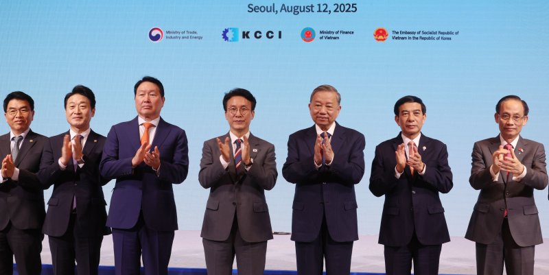 12일 서울 중구 롯데호텔에서 열린 한&middot;베트남 비즈니스 포럼에서 김민석 국무총리(왼쪽 네번째), 또 럼 베트남 당 서기장(오른쪽), 최태원 대한상의 회장(세번째)등 참석자들이 기념촬영을 하고 있다. 뉴스1