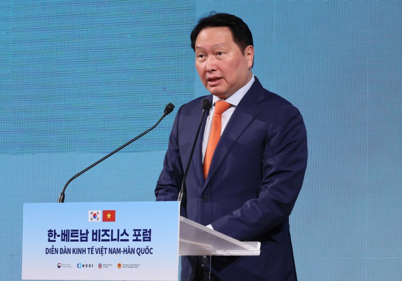 최태원 대한상의 회장이 12일 서울 중구 롯데호텔에서 열린 한-베트남 비즈니스 포럼에서 개회사를 하고 있다. 연합뉴스 