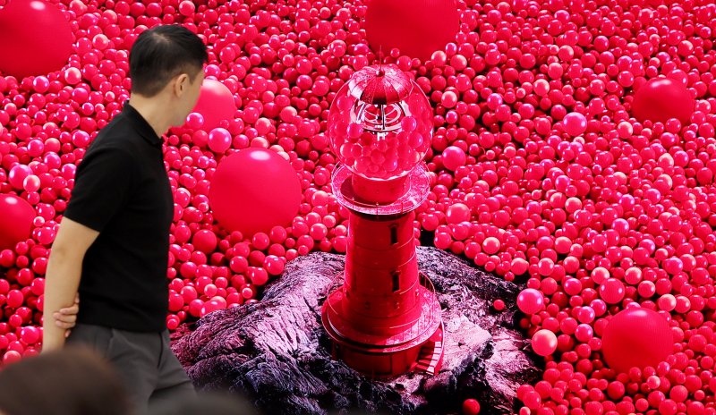 삼성전자가 12일 서울 서초구 서초사옥에서 개최한 '마이크로RGB TV' 출시 기념 간담회에서 한 참석자가 마이크로 RGB TV 화질을 감상하고 있다. 뉴시스