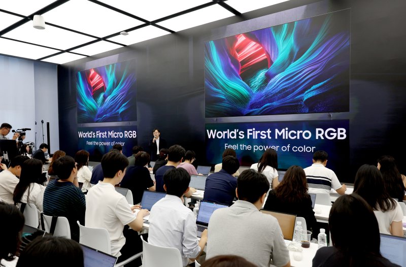 12일 서울 서초구 삼성 강남에서 열린 삼성전자, 세계 최초 '마이크로 RGB TV' 출시 기념 기자 간담회에서 영상디스플레이사업부 개발팀 이종포 상무가 발표를 하고 있다. 뉴시스