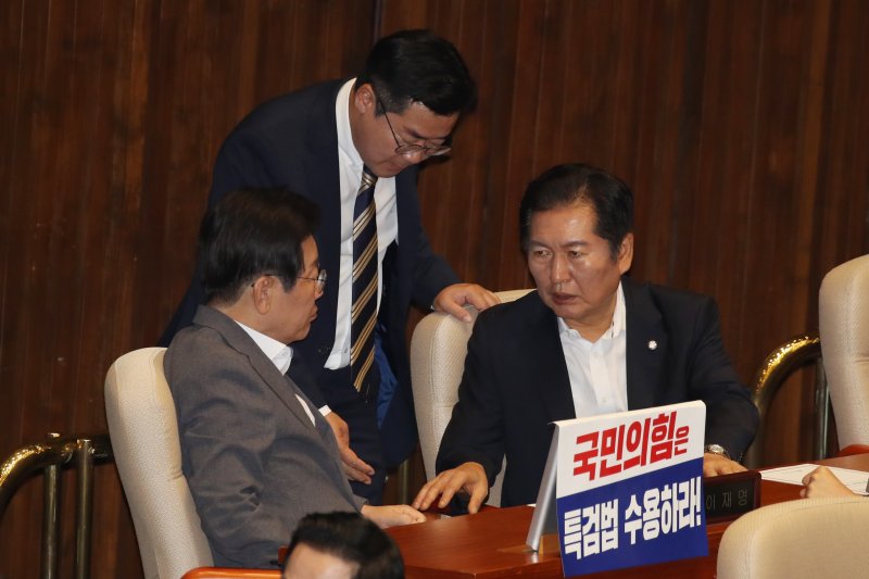 이재명 대통령과 박찬대 의원, 정청래 의원이 지난해 7월 서울 여의도 국회에서 열린 본회의에서 대화하고 있다. 사진&#x3D;뉴스1