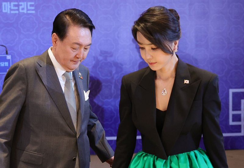 윤석열 전 대통령과 김건희 여사가 지난 2022년 6월 29일(현지시간) 스페인 마드리드의 한 호텔에서 열린 동포 초청 만찬간담회에 참석한 모습. 당시 김 여사가 착용한 목걸이가 반클리프 앤 아펠 제품으로 추정된다. 대통령실사진기자단. /사진=뉴스1
